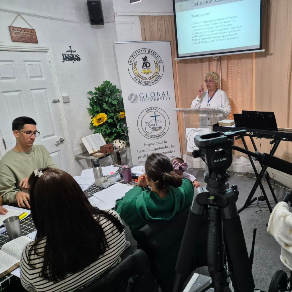 Fotografía 12 del Instituto Bíblico — actividad de estudio y comunidad