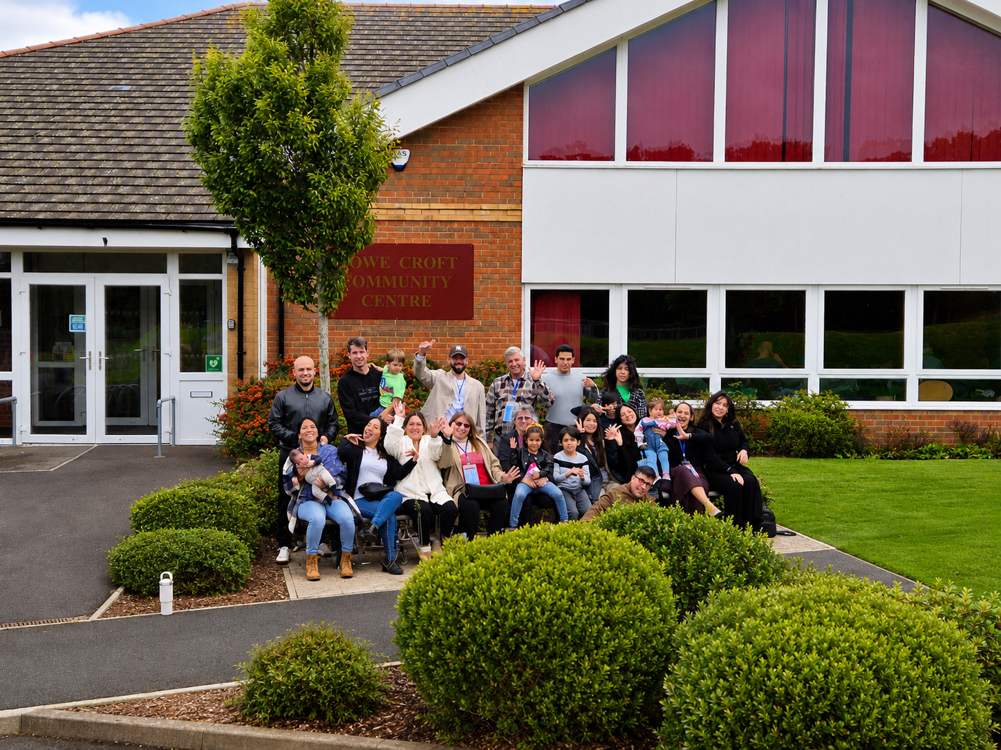 Congregación de Iglesia Vibe Bournemouth frente a Howe Croft Community Centre
