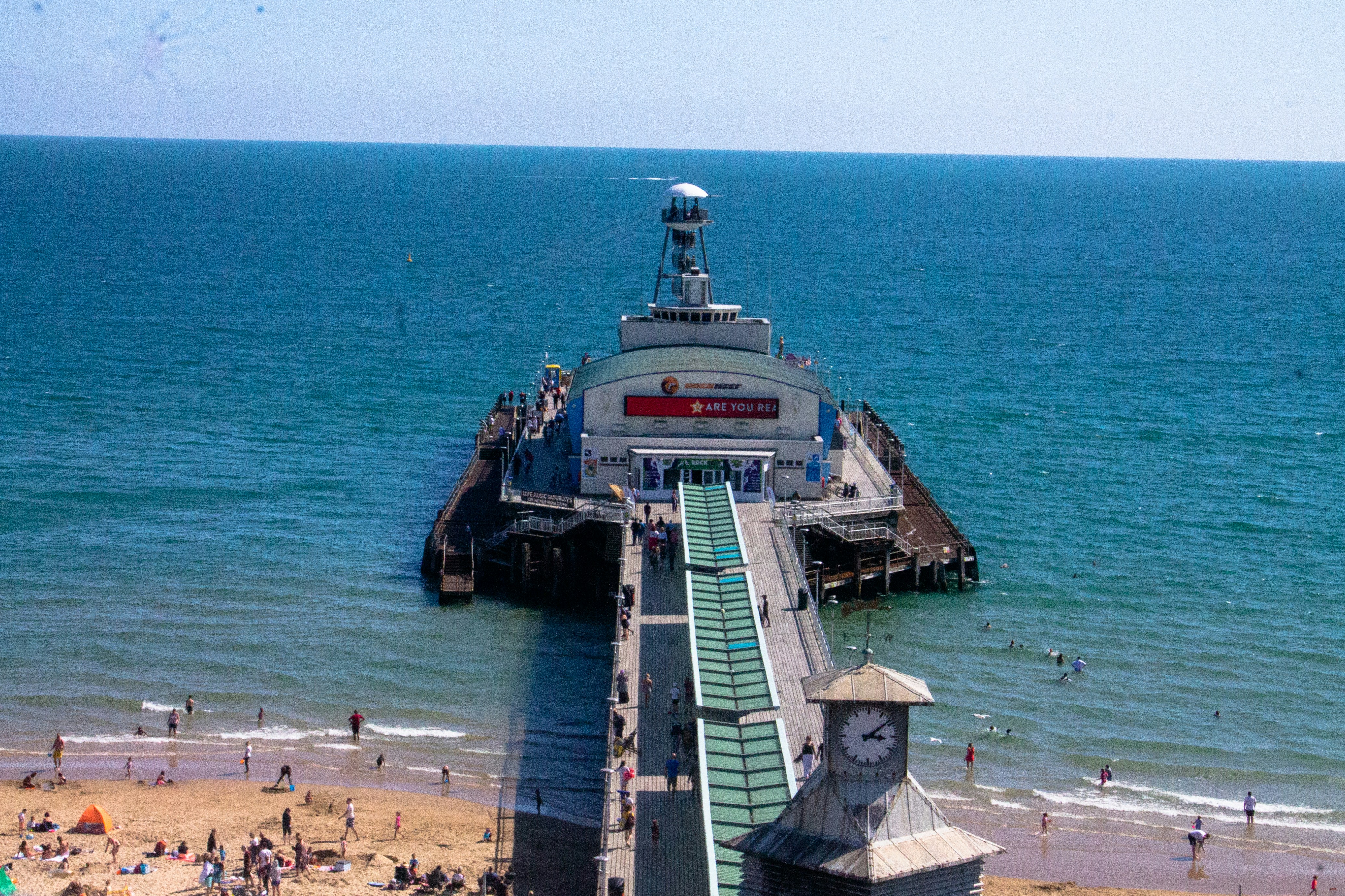 Muelle de Bournemouth junto al mar